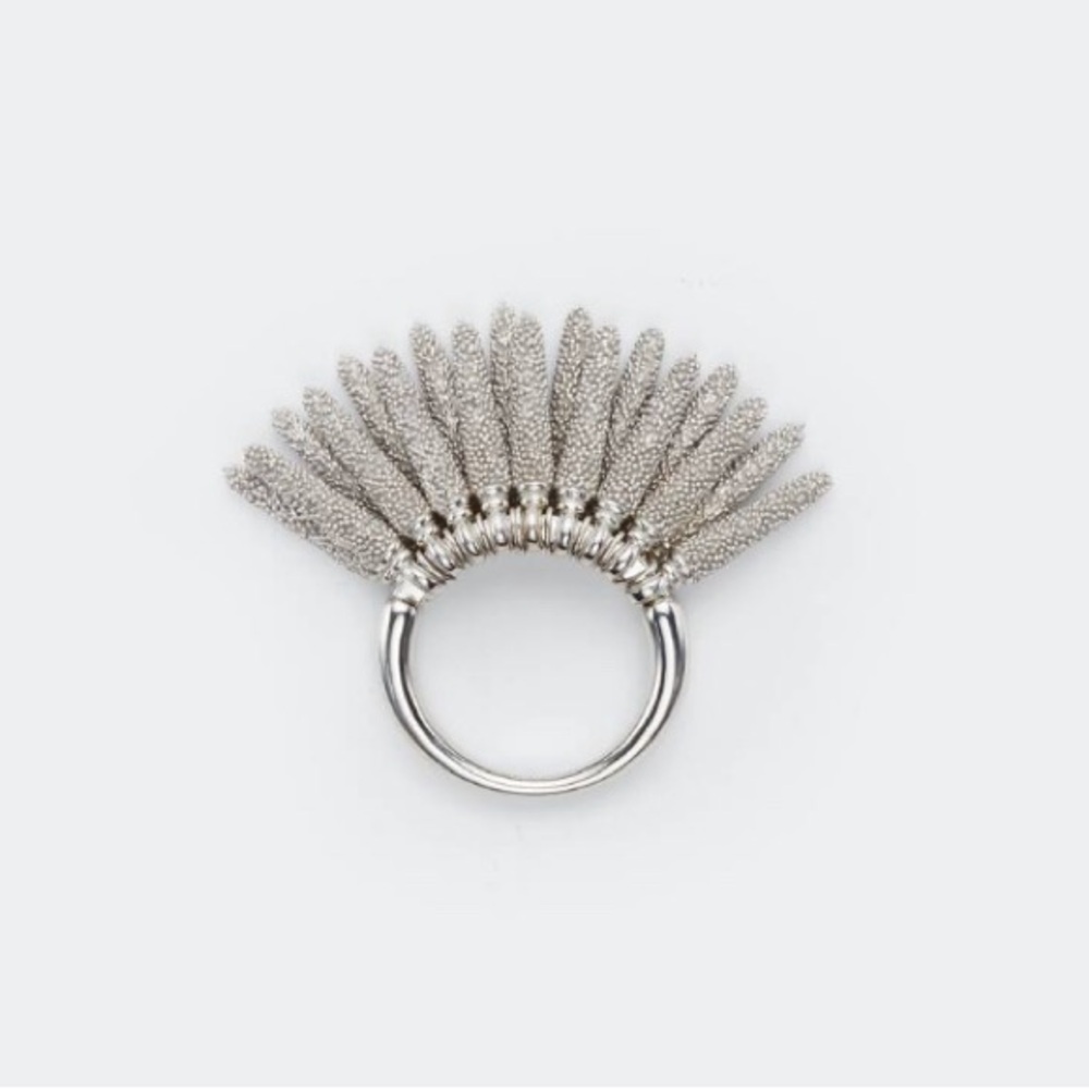 New BOTTEGA VENETA
Frosted Spikey Ring
Size: 6.5